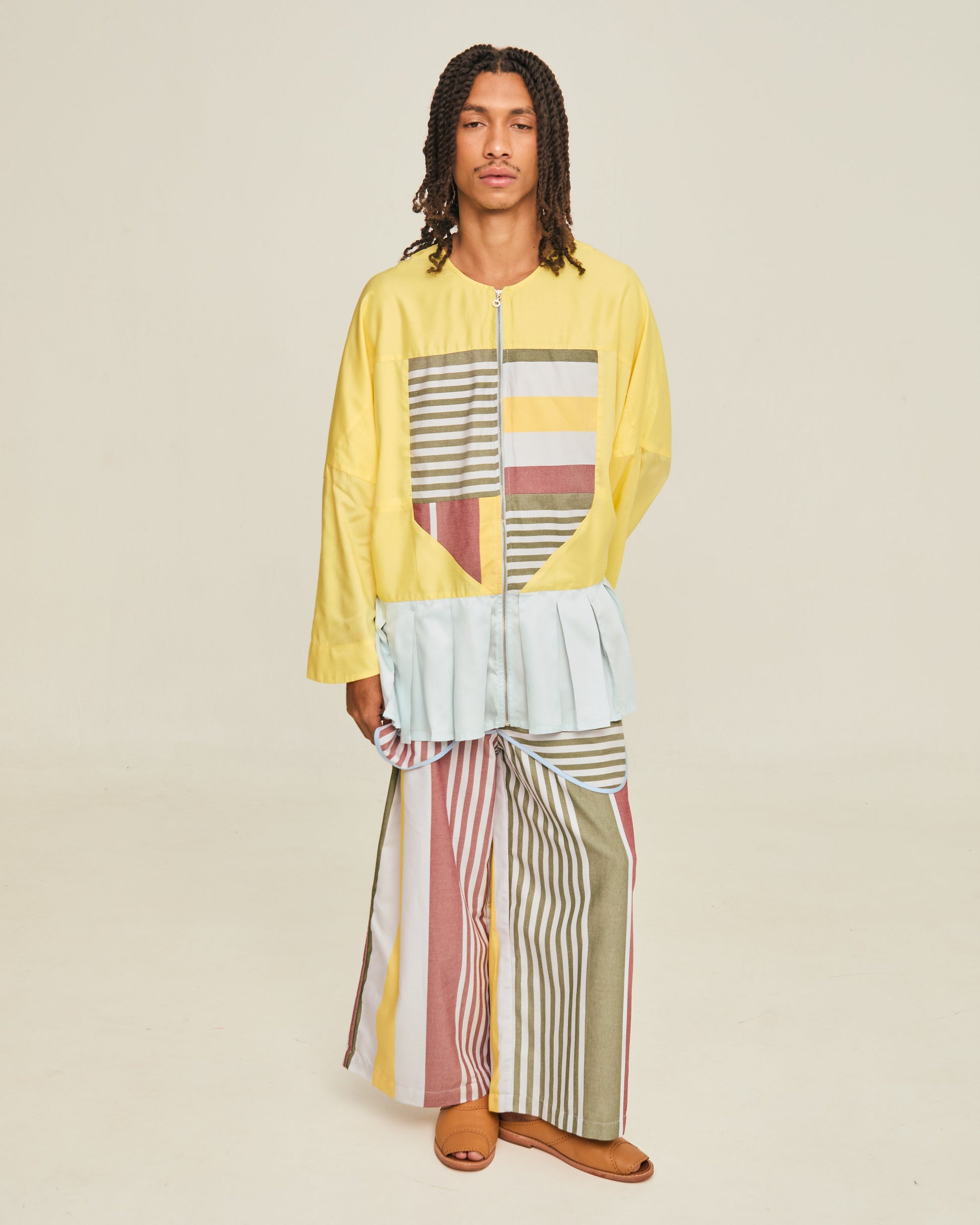 Look Calça Rudá Listrado com Blusa Diogo